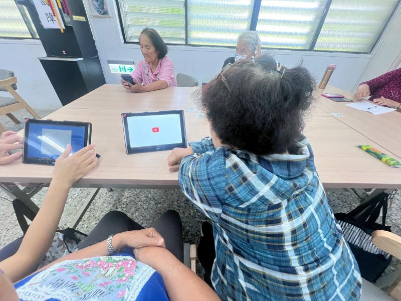 講師出題目考考學員，讓學員動手操作，提升學員的資訊搜尋能力與應用技巧，增加課程的互動與實用性。