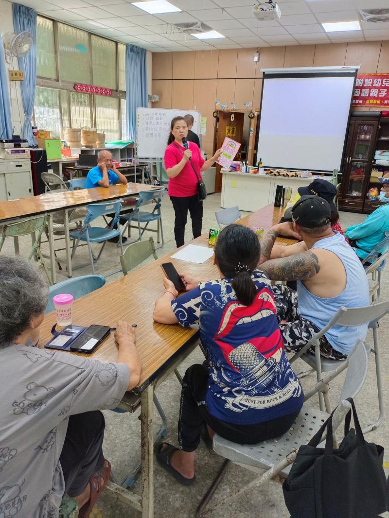 在文健站的課堂上，講師正說明如何用 LINE 傳送與接收照片，台下的長輩們聚精會神地聆聽，手機握在手中，一步步跟著操作，學習氣氛溫馨又專注。
