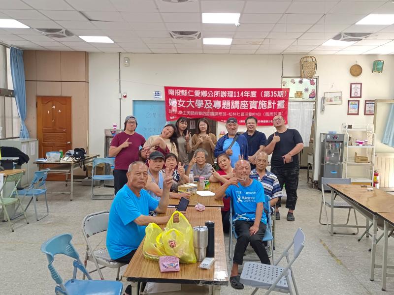 課程進行中，講師設計互助學習活動，安排年輕學員協助年長學員實作 LINE 照片傳送與儲存。透過代間協作，提升操作信心與學習成效，現場互動良好、氣氛熱絡。