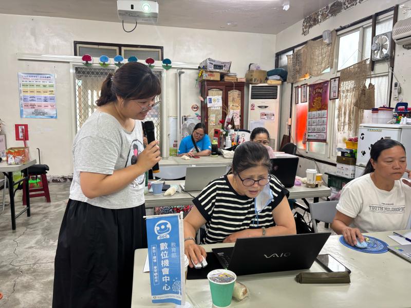 講師開課前請學員下載Canva和chatG P T學員學習中