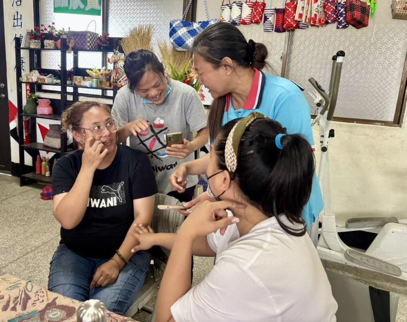 學員下載APP後一起討論如何製作