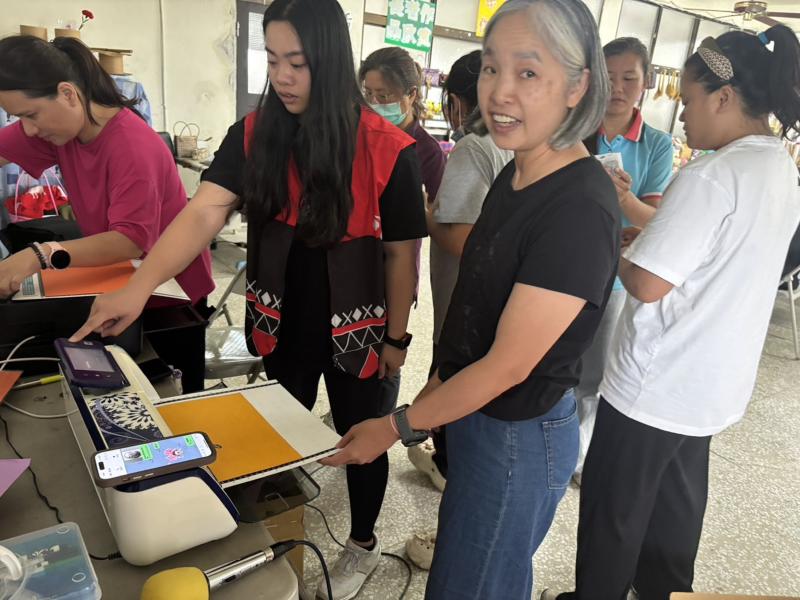 學員和講師共同使用才藝機印出作品