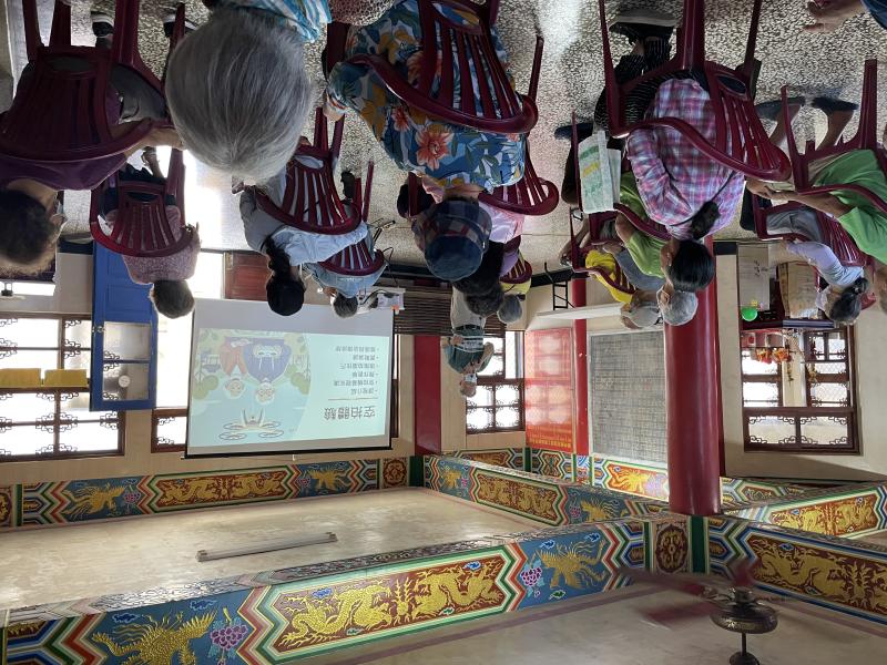 今天我們開了特別的課程~空拍!老師一邊講解空拍機的基礎知識,一邊介紹航拍作品,長輩們邊聽邊點頭,有人還說:「我以前只看過新聞在飛,原來我們也能學這個!」這堂課不只學攝影,更是打開了長輩們的科技視野!