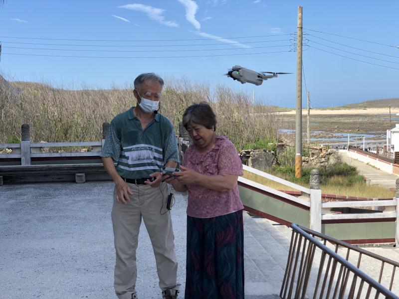 看到這張你絕對想不到:阿姨第一次拿到遙控器就上手操作!老師在旁邊指導,阿姨雙眼發亮:「我真的可以飛嗎?」「可以,妳已經飛起來了!」這堂課,不只是按個按鈕,更是讓長輩勇敢嘗試、突破自己的瞬間!