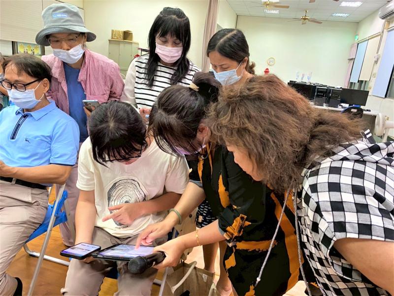 講師講解人文影像電子書課程,讓DOC學員學習如何透過Canva設計自己的電子書。並介紹從影像編輯、排版到上傳分享,讓學員一步步學會。尤其是製作電子書的翻頁效果,把攝影作品變成一冊有故事性的作品集。這堂課讓學員更有信心把自己的興趣做成數位作品