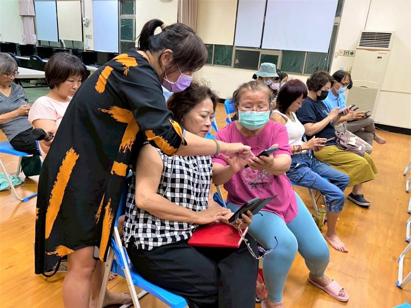 學員阿金姐的心得:這堂電子書進階班讓我認識到如何將自己的影像搭配文字,變成一本有設計感的電子書。老師教我們如何使用雲端工具加入翻頁效果,還能直接產出連結分享給朋友。過程中學到很多影像美化技巧,也提升我對色彩與版面的敏感度,真的很實用!