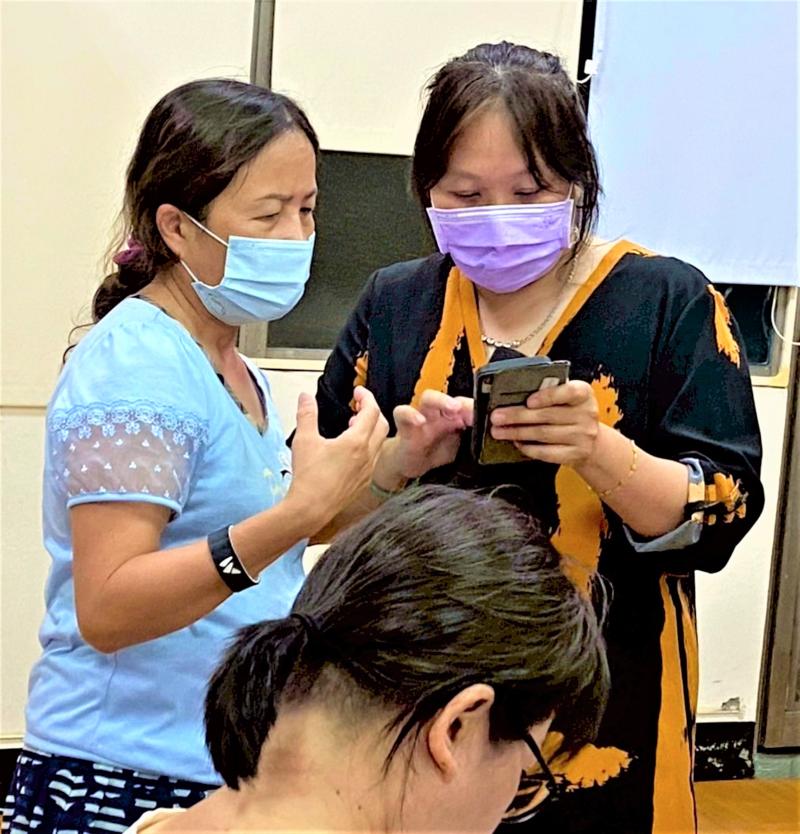 學員秋忍的心得:一直對影像記錄有興趣,這次透過潮州DOC的課程,學會了如何整合影像與排版製作自己的電子書。老師一步步帶我們使用Canva設計封面與內頁,還教我們如何將完成的作品上傳到雲端,方便分享。這堂課不只學到技術,更讓我產出一本專屬的影