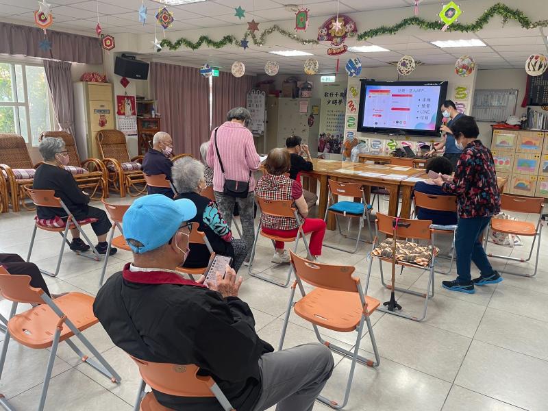 2.提供便利的娛樂方式  軟體提供多人模式，讓使用者可以邀請朋友或家人一起合唱，甚至參與線上歌唱社群。長輩們可以透過這些平台與志同道合的朋友建立聯繫，減少孤獨感，提升社交生活的品質。