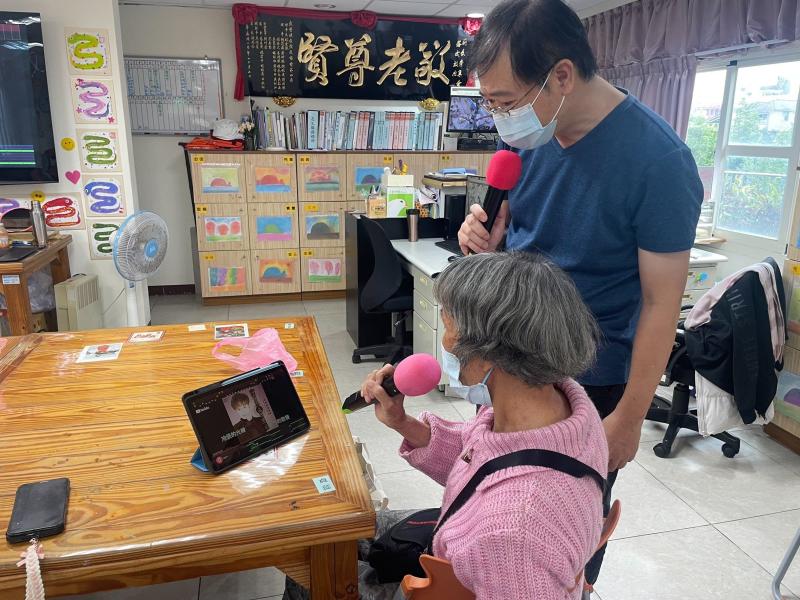 3.培養自信與成就感 軟體提供錄音與評分功能，讓使用者能夠回顧自己的演唱表現，並加以改進。長輩們可以透過這些功能看到自己的進步，增強自信心，並感受到歌唱帶來的成就感。