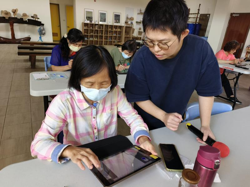 芝宇老師引導大家試著用心感受，並以手繪方式在平板上畫出自己印象最深刻的草