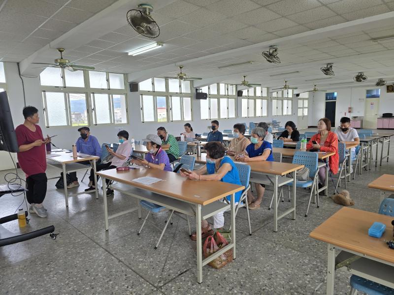 Facebook 與 LINE 是台灣及亞洲地區最普及的兩大社群平台