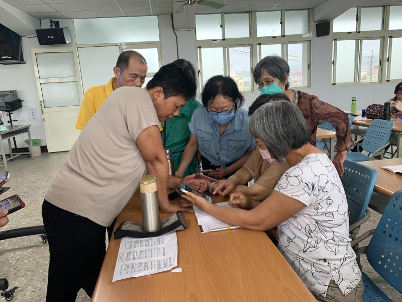 講師手把手教導學員建立自己一個人的群組