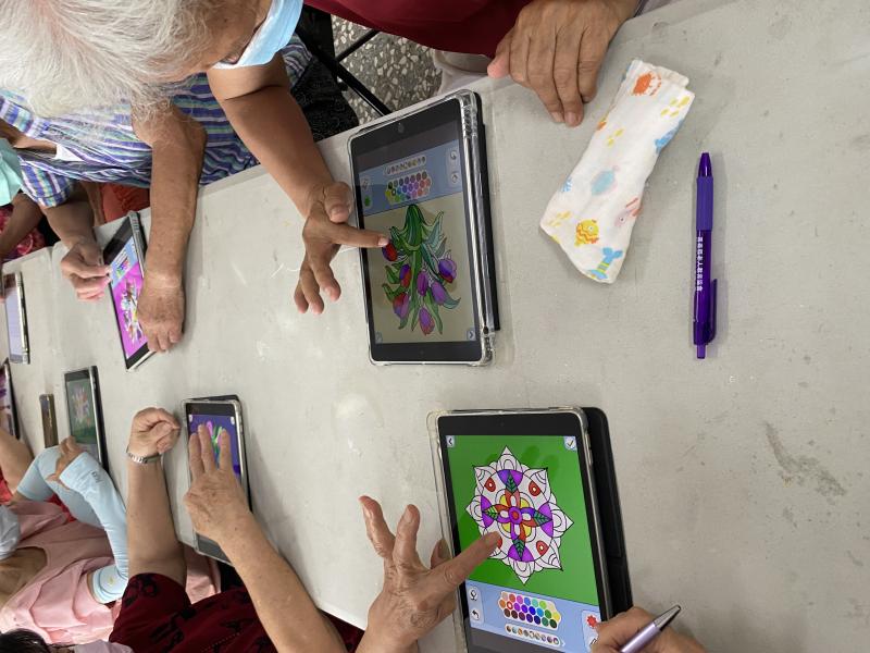 學員使用繪圖APP練習色彩配置