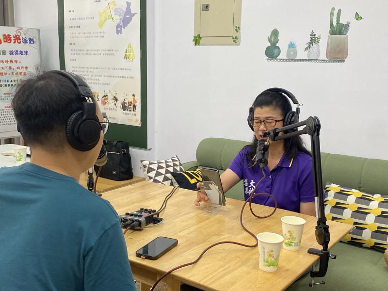 老師幫學員錄製聲音