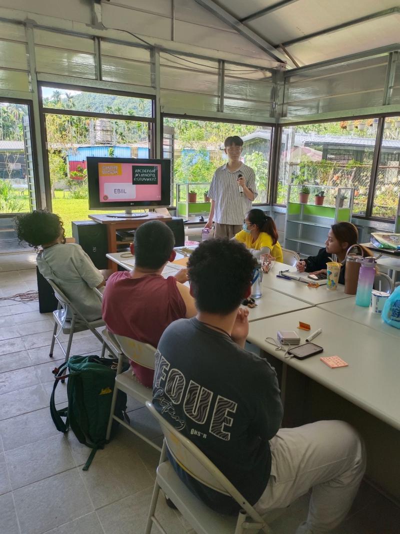 講師在課堂上為我們介紹實境遊戲與謎題設計的畫面，帶領我們認識如何使用 LINE 和蹦世界平台，創建屬於自己的互動遊戲。