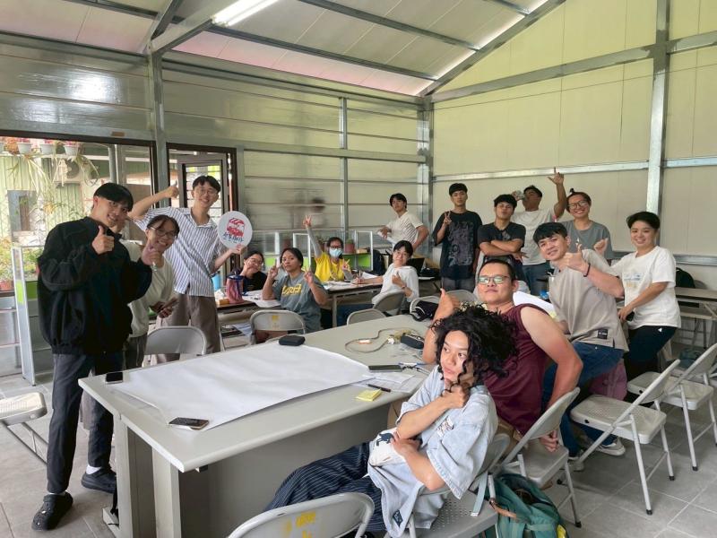 課程最後，我們帶著滿滿的收穫和成就感開心地下課，謝謝老師精彩又生動的教學，讓我們度過一段充實又有趣的學習時光！