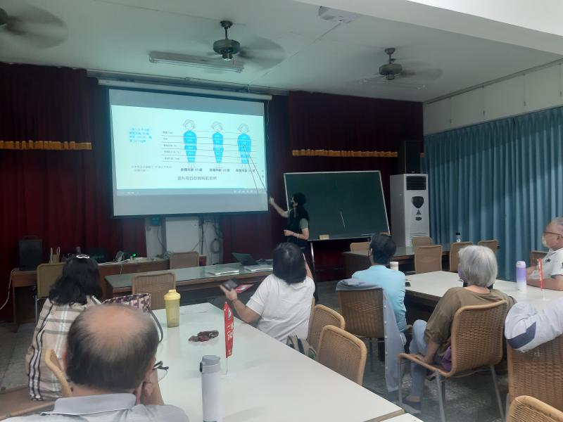    何謂[身體年齡]….意指將身體狀況依基礎代謝率換算而成的年齡。相同的年齡.相同的體重會因為[身體年齡]同有所差異，讓大家了解原來體重一樣,但基礎代謝率不同身形也會有所不同，健康不在是只是看體重，還需要考很多數值。