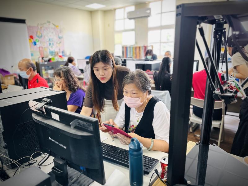 生成式的製作方式可以讓素人也能製作出專業的Logo、海報，許多學員都非常好奇這次的AI課程，從如何登入到開始製作，對指令有不了解或有如何修改內容的部分，老師都能很專業的指導大家!