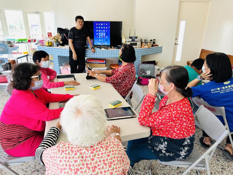 在偏鄉其實很多阿公、阿嬤他們身上帶的配件是沒有手機這一個項目的，聽到DOC會帶平板過去社區開課，大家心中都是很期待的，課程一開始大家從平板的點、按、滑、搜尋APP開始，老師帶著大家透過小遊戲，一點一點熟悉這些操作介面，課程裡也添加許多動動腦