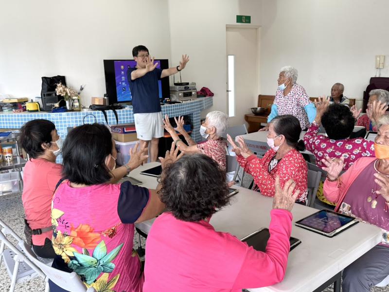 課程中老師也提醒大家眼睛保護的重要，螢幕的亮度如何調整、保持適當的用眼距離、用眼30分鐘需要休息10分鐘，也可以做愛眼健康操以及觀看綠色植物及遠方景物來放鬆眼部的壓力，除了醒家中的孩子要愛護眼睛，更要自我保養、保健!