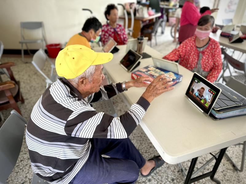 因應現在詐騙的手法也日新月異，老師也在課程中代入防詐宣導，讓長輩了解現在詐騙常見的手法，提醒長輩要注意及防範，當大家又不了解的狀況可以撥打「165」電話詢問，也不要怕麻煩而不多加確認而上當受騙。  這堂課除了使用2D的小遊戲的益智學習，更導