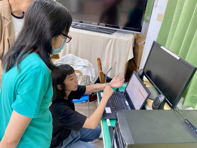 學員留下來詢問