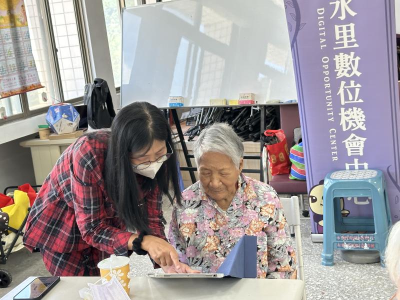 老師指導長輩學員平板按鈕.拍照 操作方式.