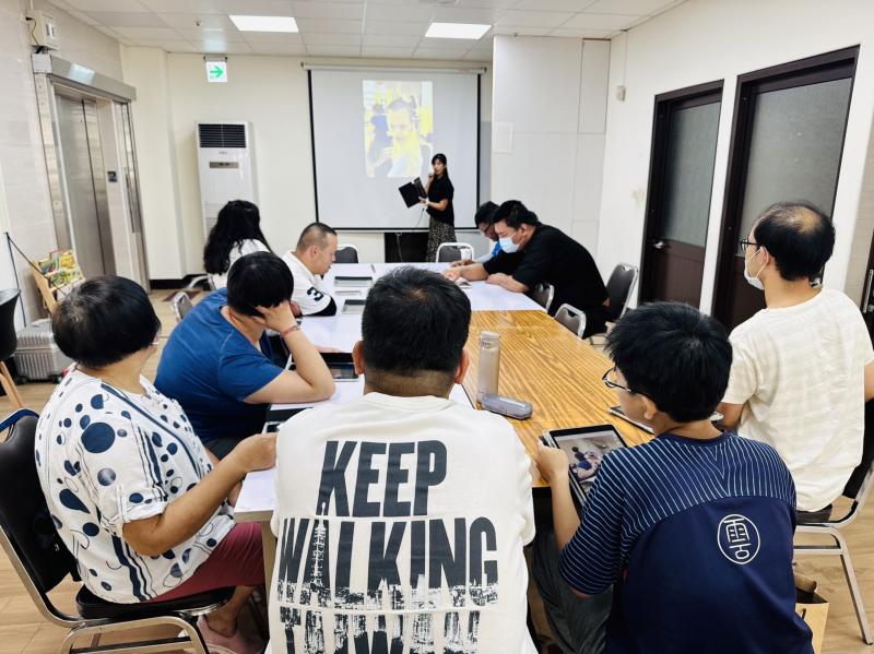 生活中我們常常會運用到手機照相機,來拍攝生活上點點滴滴來記錄生活,但是一張好看的照片是需要透過構圖、光影和相機功能的設定來決定,課程中老師先帶著大家一步驟一步驟去設定,認識構圖方式!