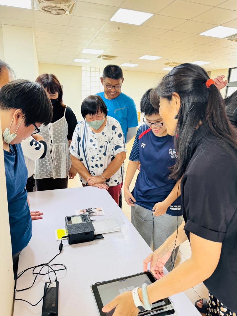這次課程老師也帶來了相片複合機,讓大家體驗不用到照相館就可以把照片列印出來,利用APP上的設定選擇需要的格式,很快地就能拿到自己的照片,大家都覺得很有趣和新奇的!