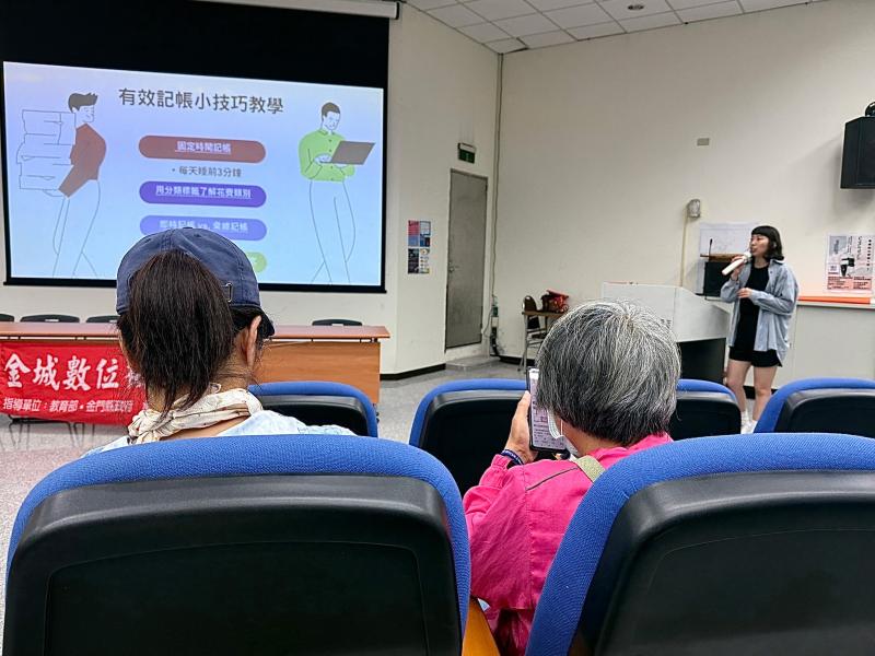 學員認真記錄、操作