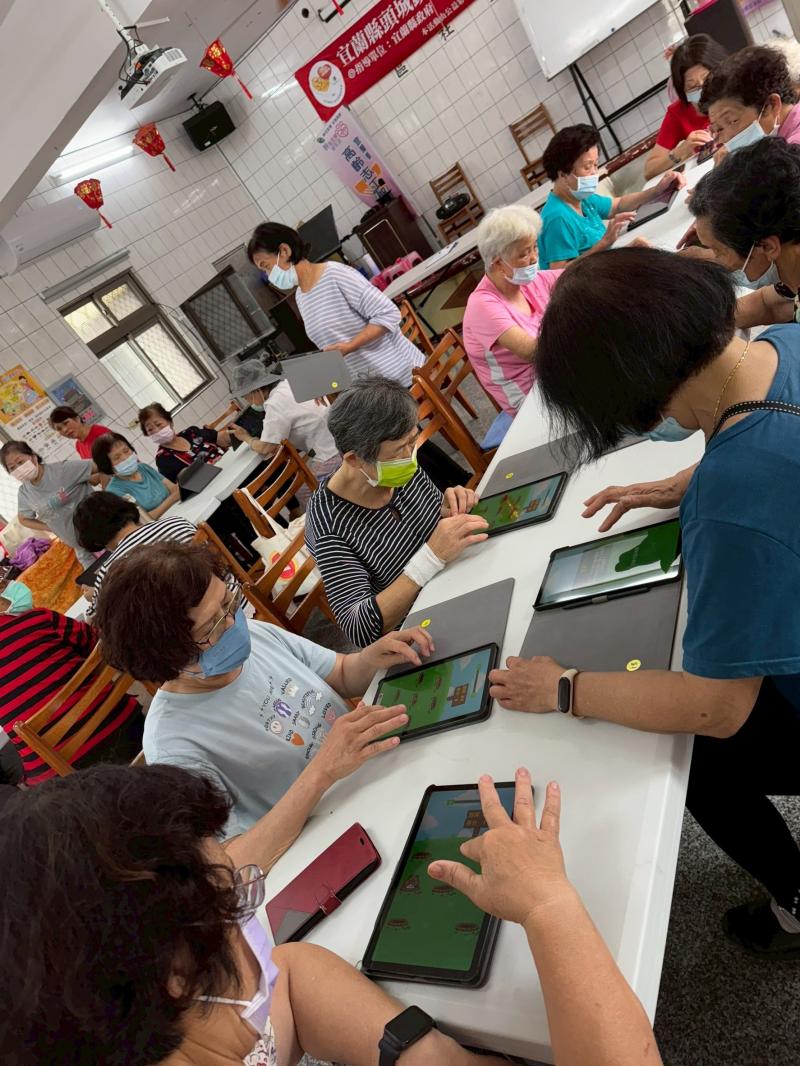 熟悉防失智 APP 的基本操作，掌握各項功能與設定，能夠根據長者的個別需求選擇適合的 APP 進行訓練。透過細心的引導，幫助長者順利上手，讓他們在輕鬆的互動中提升認知能力與專注力。同時，確保 APP 的使用方式符合長者的習慣與理解能力，使其