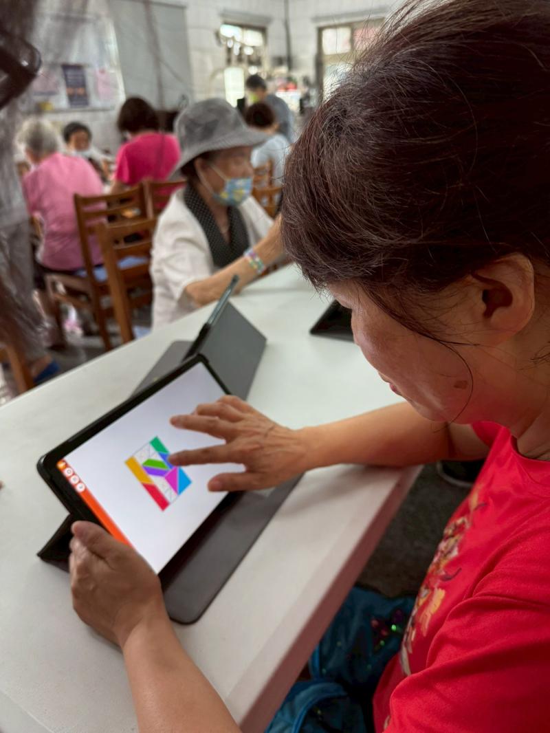 鼓勵長者在使用防失智 APP 的同時，積極參與社交互動，並在日常生活中持續進行認知挑戰。透過 APP 的遊戲與訓練功能，長者不僅能提升記憶力與專注力，還能與家人、朋友或社區成員共同參與，促進人際交流與情感連結。