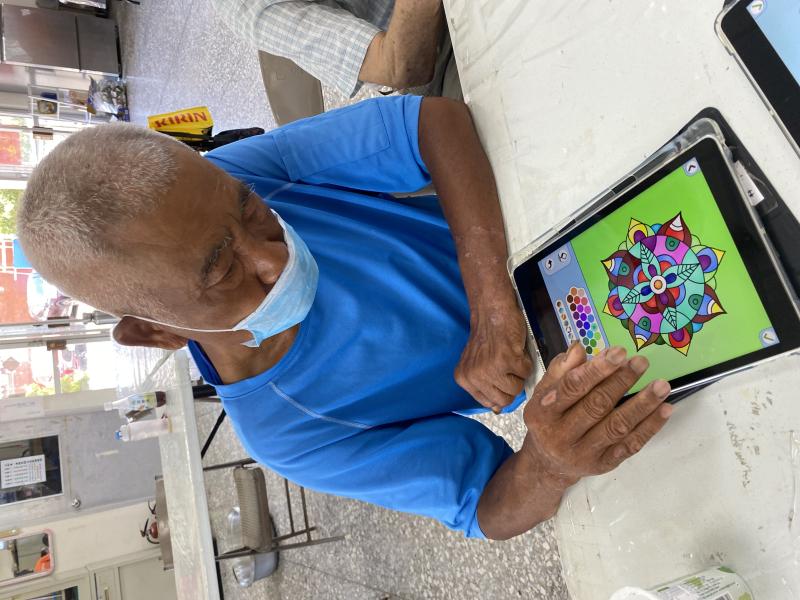 學員練習操作花曼陀羅APP，動腦能辨識色彩並說出