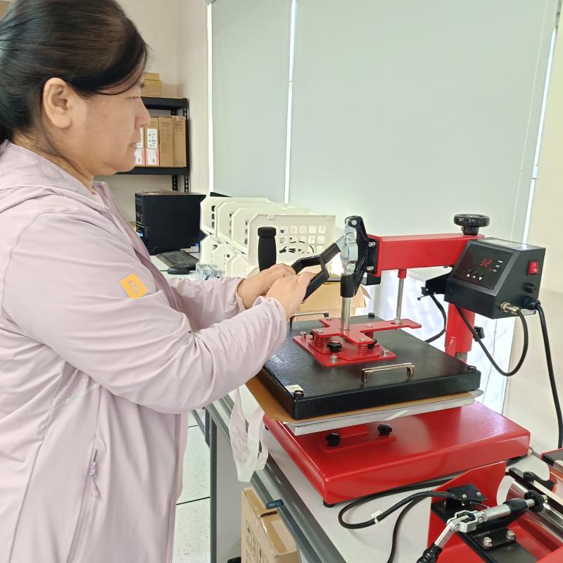 學員練習使用熱轉印機