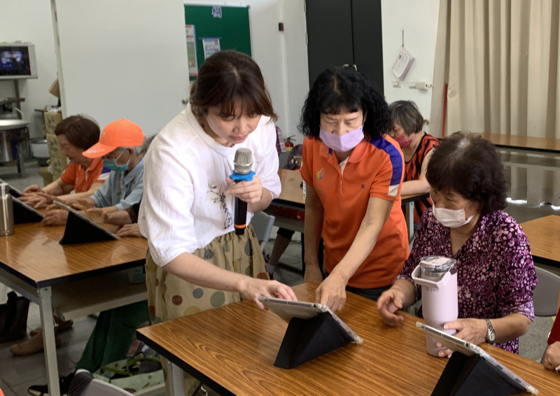 講師分享Colorfy 與sketches 兩款繪畫APP