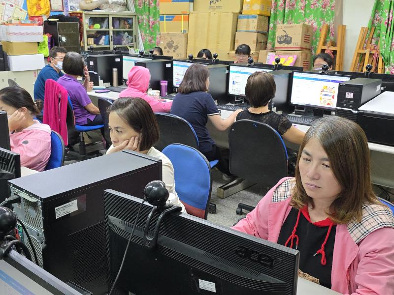 學員努力完成自己地圖作品。