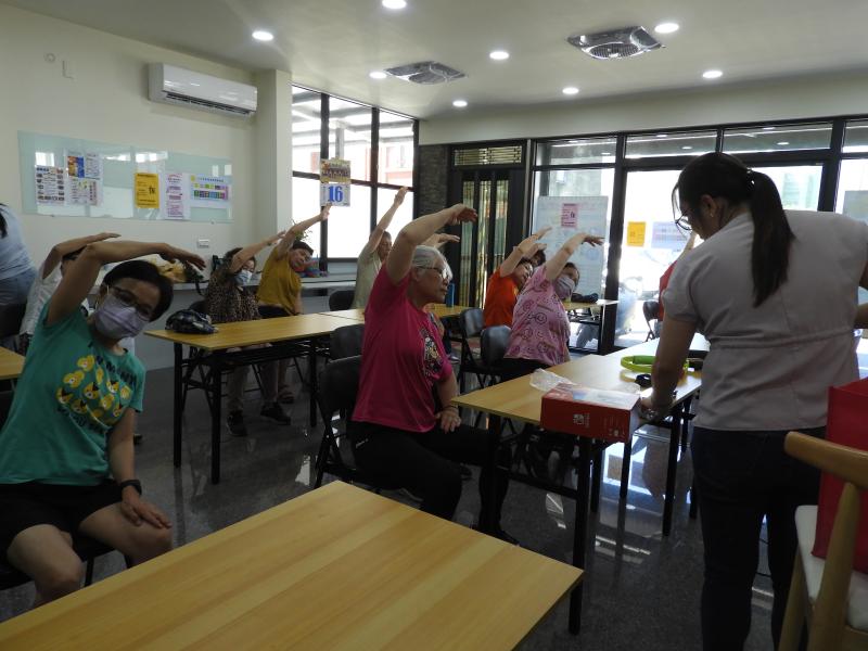 鼓勵老人參加遊戲互動，不僅能益智健身，還能夠活躍氣氛，增進老人之間及老人與護理員之間的情感。