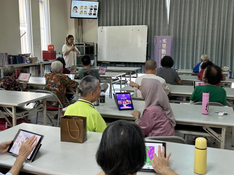 課堂中老師說明以基本圖片用在最夯的AI軟體，下指令後可呈現各種不同造型及風格的圖片.