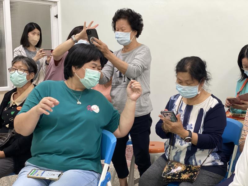 學員們相互協助指導安裝防詐騙的工具。