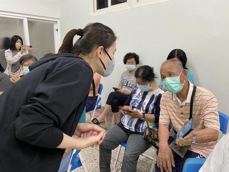 長輩喜歡滑手機，與講師討論自己使用網路的習慣和方法，確保被騙。