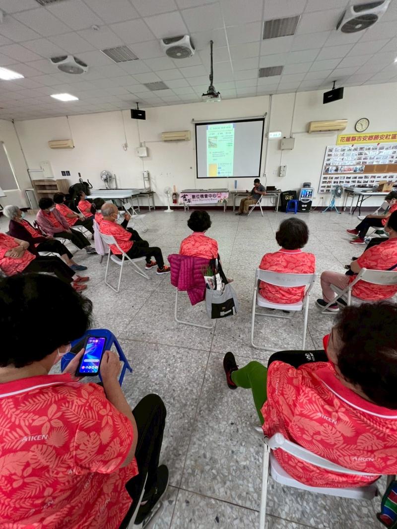 長輩學員試著自己下載APP查詢