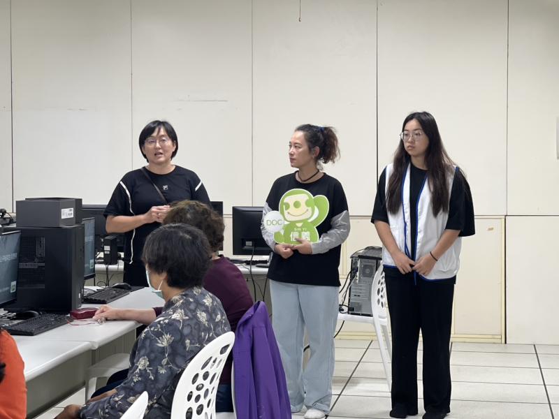 信義DOC於5月12日首次走入愛國社區，由曾筱茹校長協助聯繫，為樂齡學習社團開設「平板生活應用」課程，提升長者數位能力，反應熱烈。