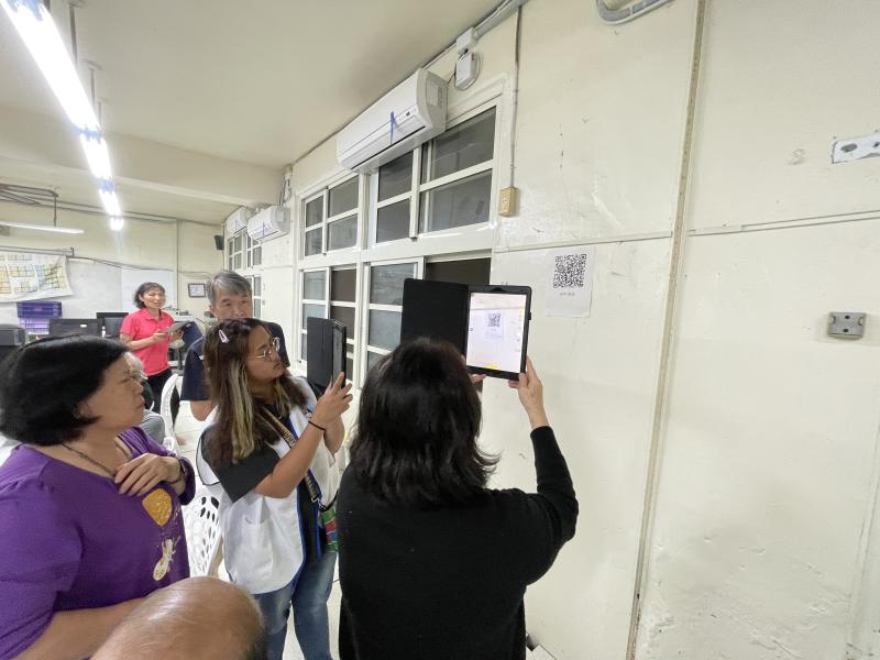 課程內容包含平板基本操作、掃碼連網、相機與錄音功能應用，長者學習態度積極，雖不熟悉，但操作迅速上手，互動氣氛佳。