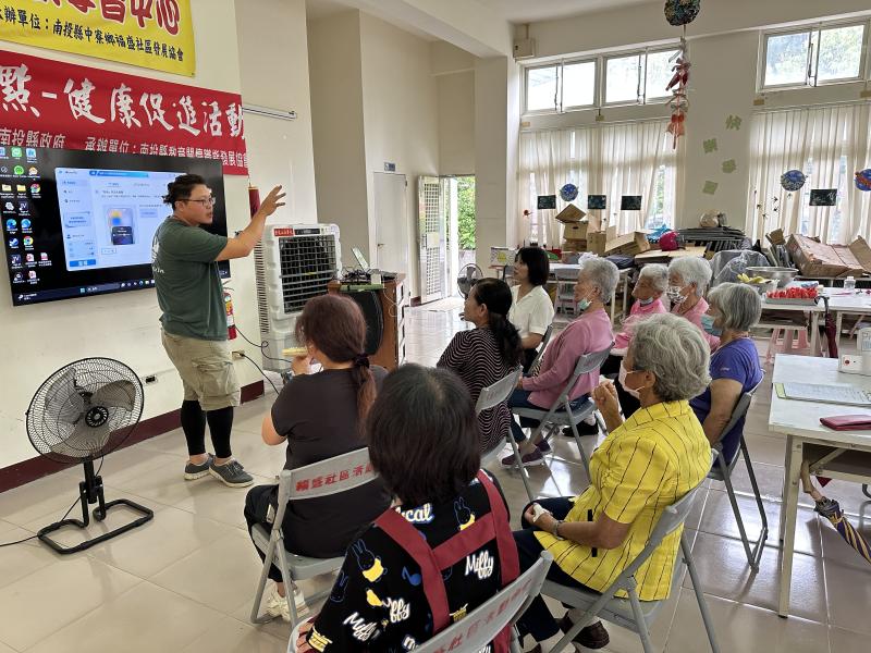 老師用簡報講解上課內容