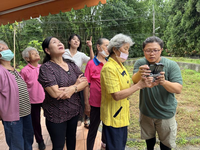 學員實際操作老師在旁協助