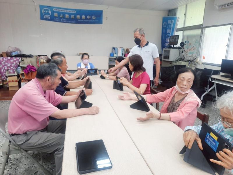 由於使用智慧型手機的學員少，接下來請長者們使用平板來登入學習中心實際操作瀏覽。