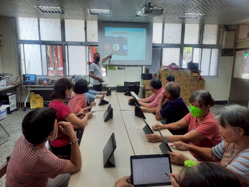 藉著上課機會講師提及家長對子女、孫子女手機使用防護的概念，傳達家長在孩子學習過程中要注意給予保護的做法。