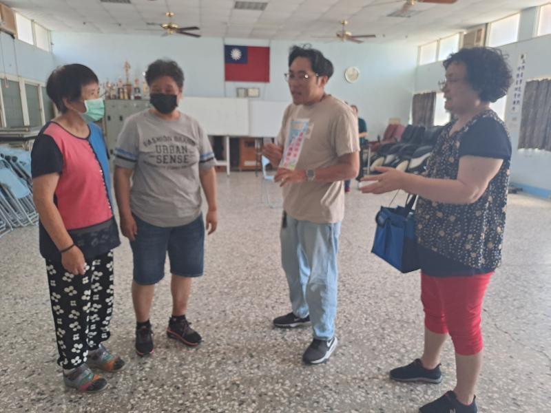 下課時老師還留下來協助學員解決問題