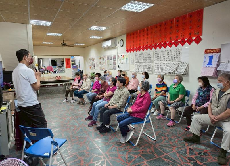 課堂中，長輩們都很專心在聽老師的說明內容。