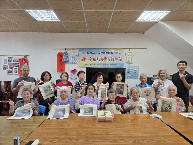 長輩們完成作品，開心的和老師合影留念。